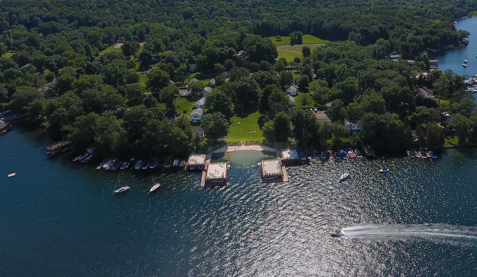 Lakefront Resort & Cottages, Lake NY Takundewide Cottages