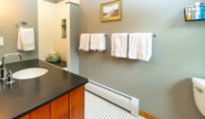 The Mason House En-suite bathroom in twin bedroom